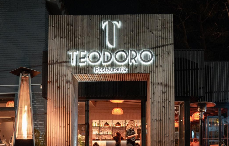 Teodoro cuenta con una capacidad cercana a 700 comensales. Teodoro cuenta con una capacidad cercana a 700 comensales.