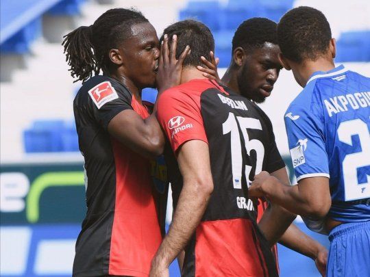El beso de la discordia. Hertha Berlín festejó los goles en exceso en el regreso de la Bundesliga.