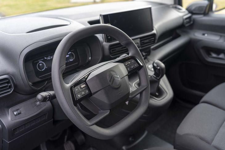El modelo incorpora “mucha más tecnología, un puesto de conducción 100% digital, con una pantalla táctil de 10 pulgadas, que la podemos emparejar con un dispositivo de smartphone de manera inalámbrica”, destacaron desde la marca. El modelo incorpora “mucha más tecnología, un puesto de conducción 100% digital, con una pantalla táctil de 10 pulgadas, que la podemos emparejar con un dispositivo de smartphone de manera inalámbrica”, destacaron desde la marca.