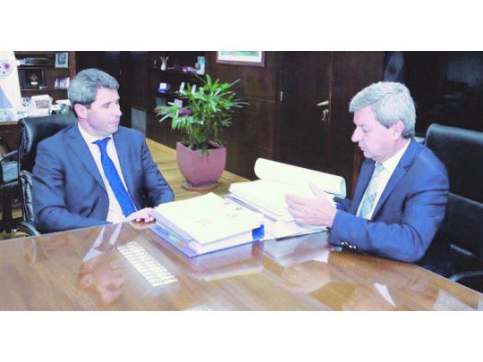 Chequeo. El gobernador Sergio Uñac, junto al ministro de Hacienda, Roberto Gattoni, da el último vistazo al proyecto del Presupuesto antes de ser enviado a la Legislatura.