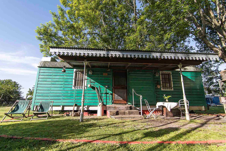 Los vagones tienen una capacidad máxima de 7 personas y ofrecen dos habitaciones. Los vagones tienen una capacidad máxima de 7 personas y ofrecen dos habitaciones.