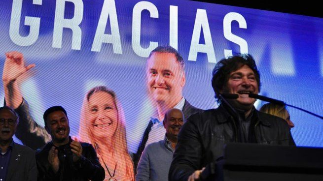 Javier milei, el gran ganador de la jornada rodeado de sus ministros. 