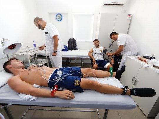 Los jugadores se hicieron los chequeos médicos pertinentes e hicieron movimientos suaves.