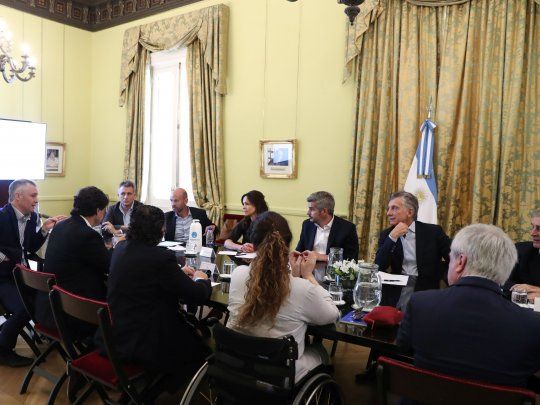Mauricio Macri encabez&oacute; una reuni&oacute;n de Gabinete, en la que inform&oacute; a los ministros su decisi&oacute;n de revocar el nuevo protocolo.