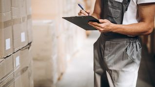 ámbito.com | joven-trabajando-almacen-cajas.jpg