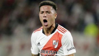 ¿cuantos millones recibira river? en inglaterra afirman que el chelsea compro a enzo fernandez