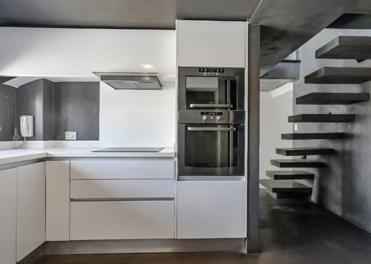 La cocina se modernizó por completo y ahora luce con muebles y equipos empotrados como las actuales La cocina se modernizó por completo y ahora luce con muebles y equipos empotrados como las actuales