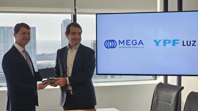 La alianza fue formalizada por Tomás Córdoba, CEO de Compañía Mega, y Martín Mandarano, CEO de YPF Luz.