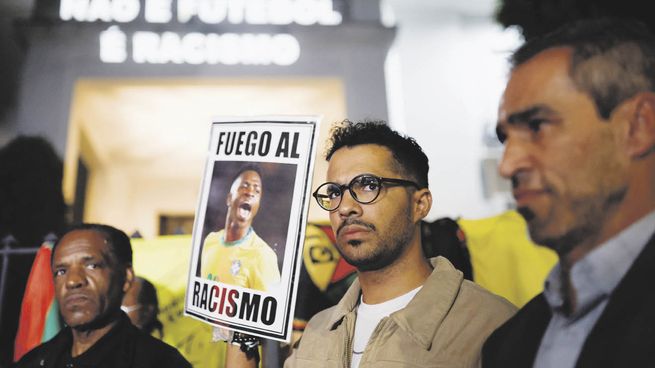 APOYO. Un grupo de manifestantes se congregaron en Madrid para respaldar al futbolista del Real Madrid Vinícius.