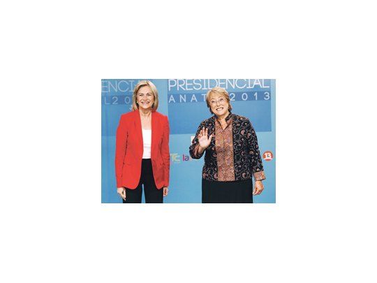 La candidata opositora Michelle Bachelet y la oficialista Evelyn Matthei se trenzaron el martes a la noche en un áspero debate televisivo plagado de acusaciones mutuas. Al final, sonrieron para las cámaras.