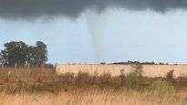 Automovilistas que circulaban por la Ruta 3 captaron el momento en el que una columna descendía desde las nubes en la tormenta.