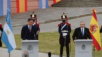 Visita. Pedro Sánchez y Alberto Fernández, ayer en la explanada de la Casa Rosada.