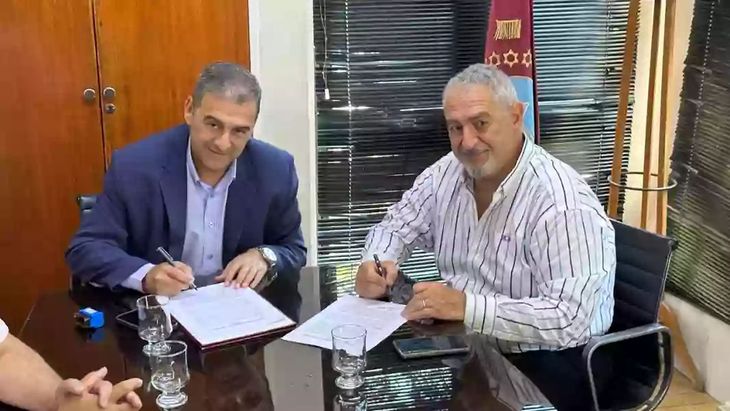 Los ministros de Salud de Salta y Jujuy, durante la firma del convenio de reciprocidad. Los ministros de Salud de Salta y Jujuy, durante la firma del convenio de reciprocidad.