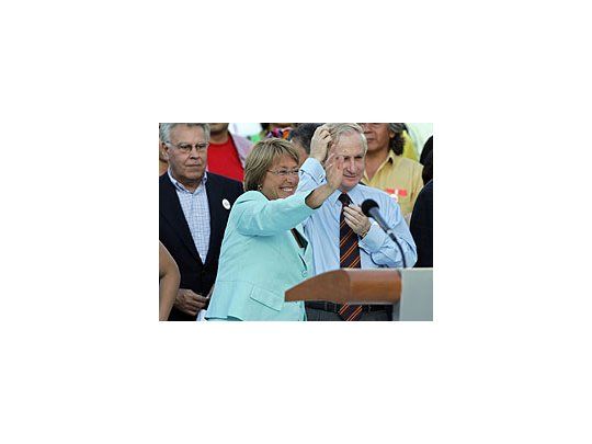 Bachelet al frente de las encuestas en el cierre de campaña