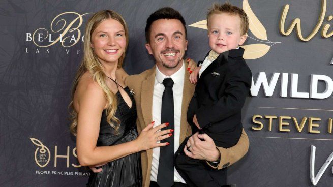 Frankie Muniz con su esposa Paige y su hijo Maus.