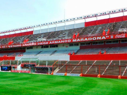 El estadio de Argentinos Juniors fue el primero y es el único en el ámbito del fútbol en ser sponsoreado por una firma comercial. Se llama Estadio Autocrédito Diego Armando Maradona.