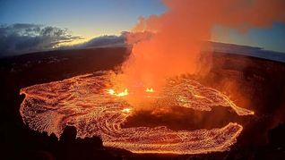 El volcán Kilauea entró en erupción superando los 450 metros de altura.