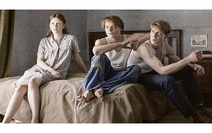 ámbito.com | historia. El film comienza con una madre y sus hijos llegando a un caserón en Estados Unidos en el que cambiarán su nombre por Marrowbone, para alejarse de un oscuro y conflictivo pasado en Inglaterra.