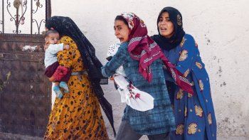Pánico. Un grupo de mujeres turcas huyen con sus bebés en brazos tras un bombardeo en la ciudad fronteriza de Akcakale.