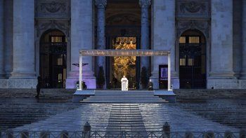 El Papa Francisco di&oacute; una misa hist&oacute;rica frente a una Plaza de San Pedro completamente vac&iacute;a.