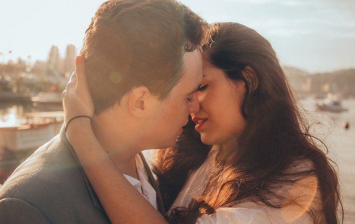 La verdad sobre limpiarte después de recibir un beso según la psicología.&nbsp;
