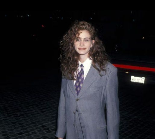Julia Roberts's iconic look with suit and tie, Armani brand. Julia Roberts's iconic look with suit and tie, Armani brand.
