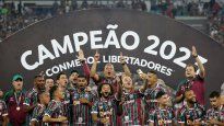 El plantel de Fluminense festeja la obtención de la Copa Libertadores 2023 tras vencer a Boca en la final.