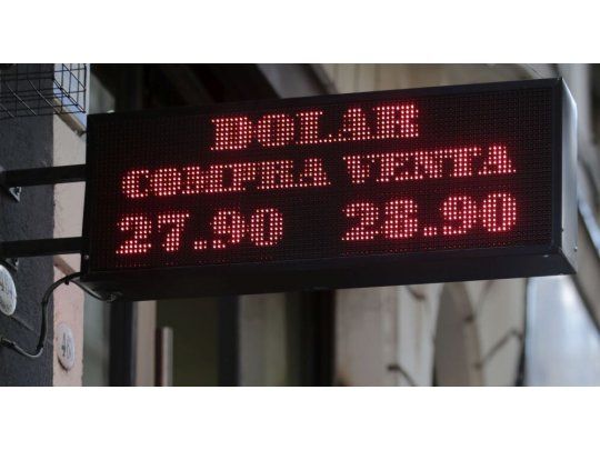 Cambio de cúpula del BCRA no desinfló la demanda del dólar, que saltó 41 centavos al récord de $ 28,85
