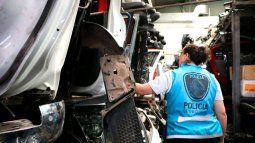 Autopartes. Without a black market that bought, there is no incentive to steal. Autopartes. Without a black market that bought, there is no incentive to steal.