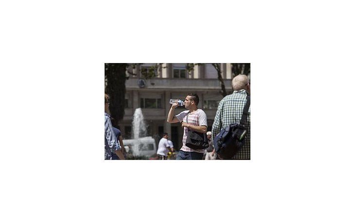 En medio de ola de calor, unos 50.000 usuarios siguen sin luz.