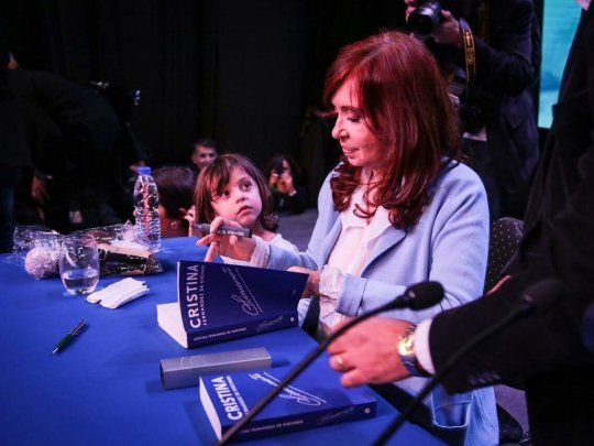 Cristina llevó su libro Sinceramente a Rosario. La presentó el escritor Marcelo Figueras.