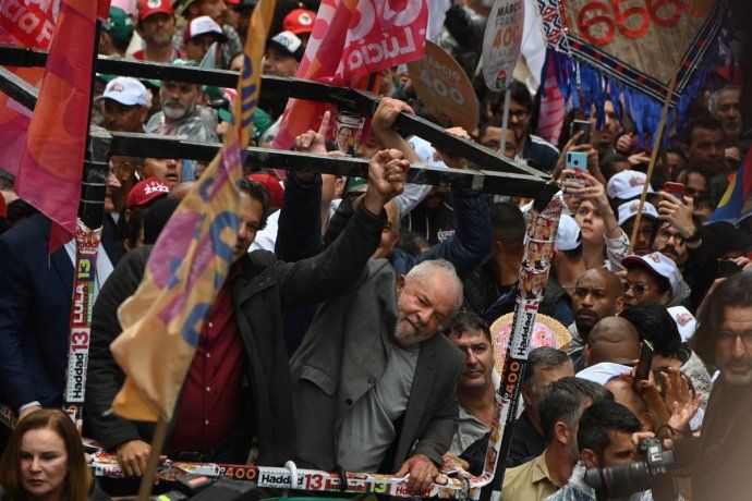 Lula cerró su campaña a bordo de una camioneta 
