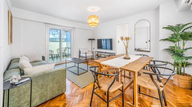 Living-comedor equilibrado: buena iluminación, pocos elementos y distribución clara que permite entender rápido las dimensiones