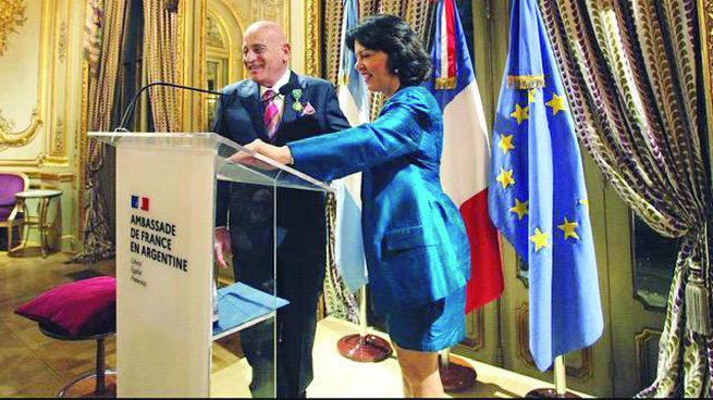 Condecorado. Aníbal Jozami, junto a la embajadora Claudia Scherer-Effosse, fue condecorado por Francia por su pasión cultural.&nbsp;