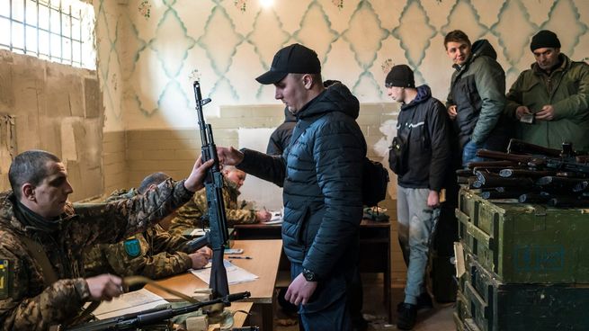 El gobierno de Ucrania entrega armas a los civiles desde el día uno de la invasión rusa.