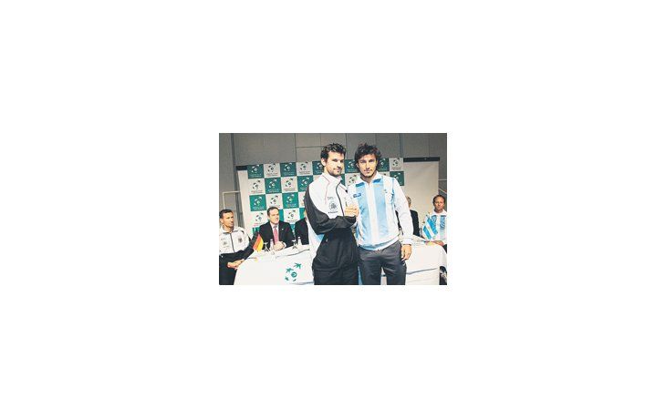 Mónaco se saluda con Petzschner después del sorteo. Será el primer enfrentamiento en el circuito entre ambos, con pequeña ventaja para el tandilense por llegar entonado de Viña del Mar.