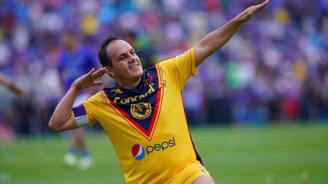 El exGobernador Cuauhtémoc Blanco volvió a protagonizar un hecho desagradable. Como la asemana pasada lo llevó a cabo en la Cámara de Dipuados, ahora lo hizo en el Clásico de Leyendas entre América y Chivas, pegándole una artera patada de atrás a Alberto Vendo Medina. 