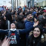 El público del Indio Solari acompañó la despedida del músico durante el velatorio y recibió el agradecimiento de su familia. El público del Indio Solari acompañó la despedida del músico durante el velatorio y recibió el agradecimiento de su familia.