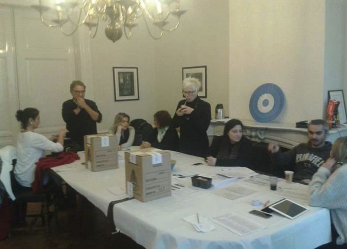El consulado argentino en la ciudad de La Haya, Holanda, recibió a los argentinos residentes para emitir su voto. Foto: Gentileza Cristina Jurkiewicz