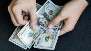 El dólar blue bajó y se alejó de los $1.250: la brecha con el MEP rondó el 5%