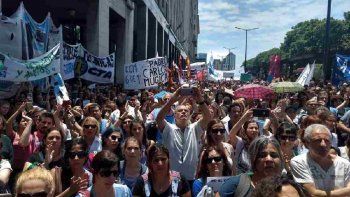 Los docentes porteños realizaron una jornada de paro y se movilizaron al Ministerio de Educación de la Ciudad contra el cierre de escuelas nocturnas.
