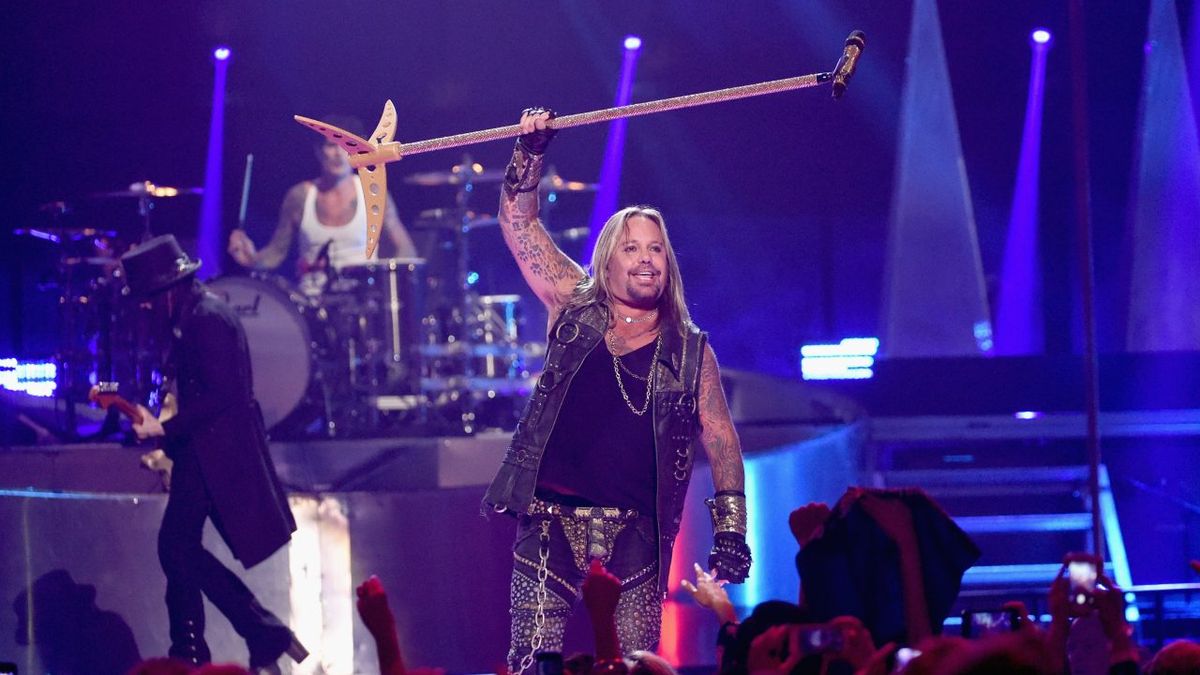 Vince Neil, singer of Mötley Crüe, suffered a hard fall from the stage