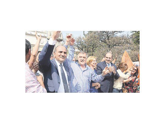 Juan Manzur y Osvaldo Jaldo, gobernador y vice electos de Tucumán, festejaron frente a los Tribunales provinciales junto al mandatario José Alperovich tras el fallo de la Corte local que desactivó la anulación del 23-A.
