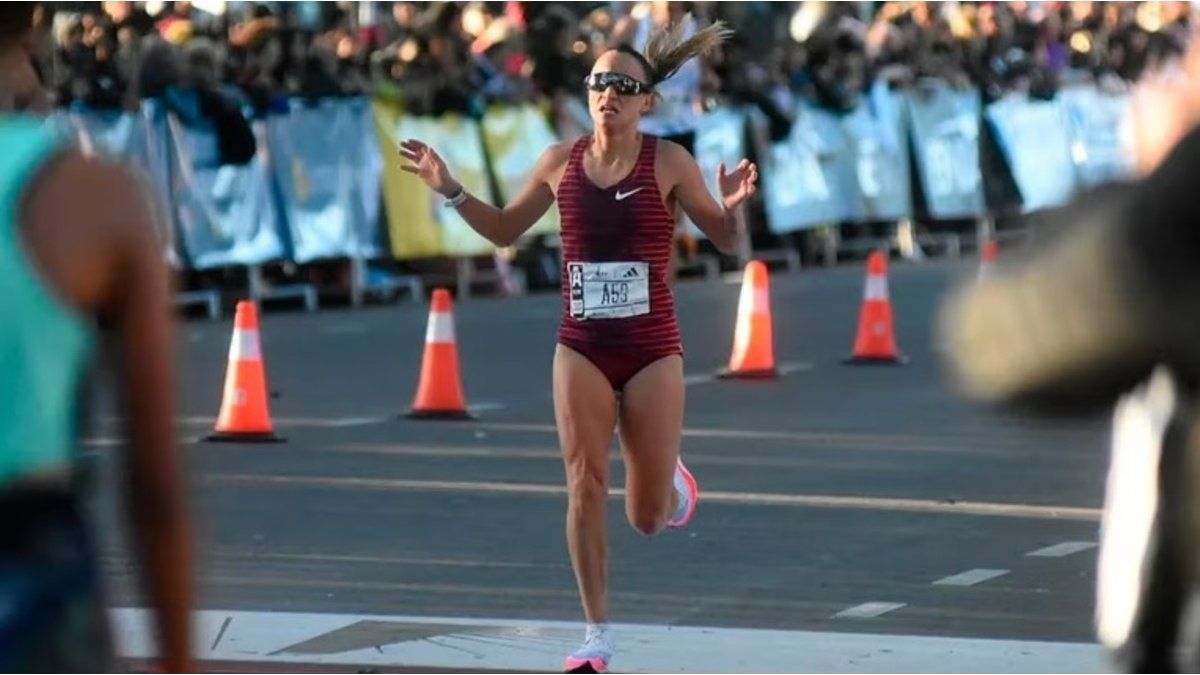 Florencia Borelli improved her South American record and won the Buenos Aires Half Marathon