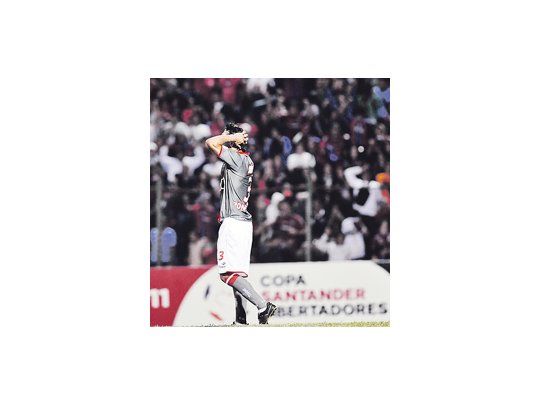 Facundo Roncaglia se lamenta. Diego Barreto acaba de atajarle el penal. Estudiantes se quedó afuera de la Copa Libertadores.