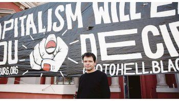 ámbito.com | LA CARA REBELDE. Andreas Blechschmidt es uno de los activistas de izquierda más conocidos de Hamburgo. Forma parte de la agrupación que tomó el teatro Rote Flora, en cuya terraza se sacó esta fotografía.