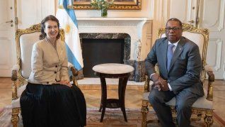 La cancillero Diana Mondino junto con el secretario adjunto para Asuntos del Hemisferio Occidental del Departamento de Estado de Estados Unidos, Brian Nichols.