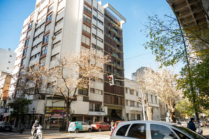 El edificio está ubicado en pleno centro platense, a metros de facultades y del Rectorado, en una zona de alta demanda El edificio está ubicado en pleno centro platense, a metros de facultades y del Rectorado, en una zona de alta demanda