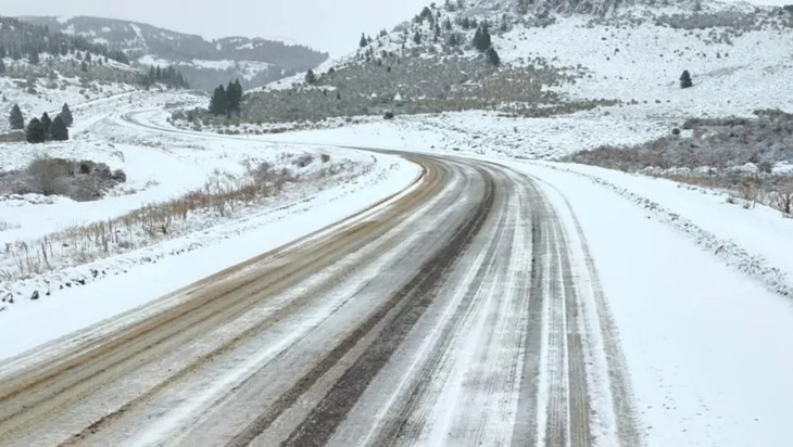 La nieve complicó el tránsito en varias rutas de Neuquén y Río Negro. Varios camiones quedaron atravesados sobre diversos tramos de la Ruta Nacional 40, entre Zapala y Junín de los Andes. La nieve complicó el tránsito en varias rutas de Neuquén y Río Negro. Varios camiones quedaron atravesados sobre diversos tramos de la Ruta Nacional 40, entre Zapala y Junín de los Andes.