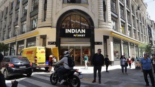 Peatones y turistas recorren la esquina de Florida y Perón, frente al local que concentra uno de los mayores flujos comerciales de la peatonal porteña Peatones y turistas recorren la esquina de Florida y Perón, frente al local que concentra uno de los mayores flujos comerciales de la peatonal porteña